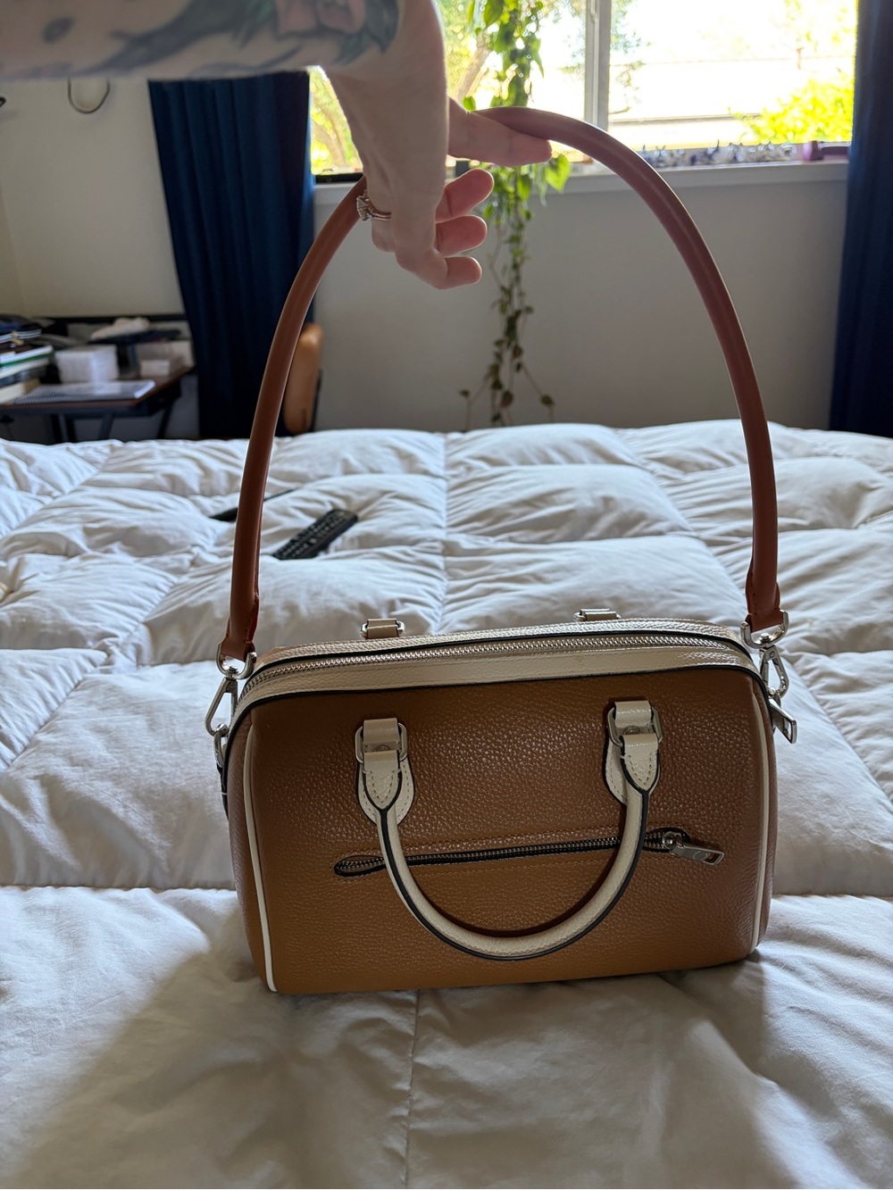 Coach Rowan saddle with white trim NWOT - Picture 3 of 5